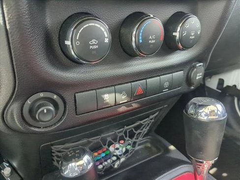 Used 2016 Jeep Wrangler Unlimited Sahara w/ Connectivity Group image 15