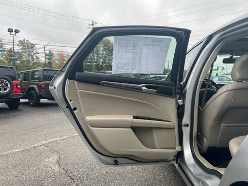 Used 2018 Ford Fusion SE w/ Fusion SE Technology Package image 11