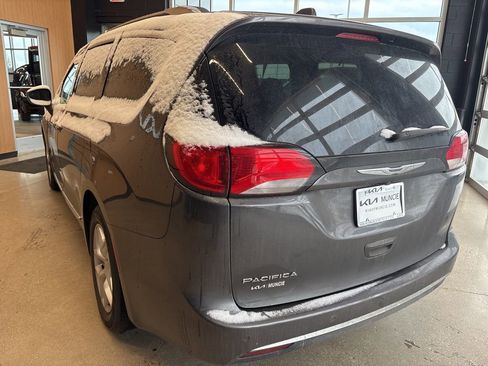 Used 2019 Chrysler Pacifica Touring-L w/ Tire & Wheel Group image 9