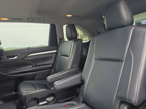 Used 2018 Toyota Highlander XLE AWD/4WD image 13