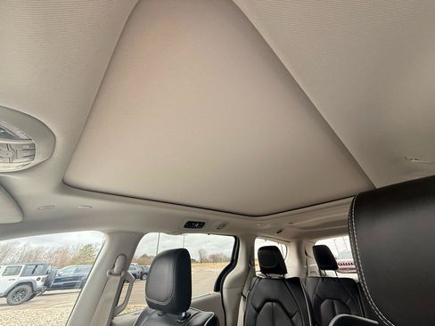 Used 2024 Chrysler Pacifica Limited FWD image 25