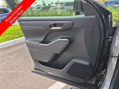 Used 2026 Toyota Highlander XLE AWD/4WD image 12