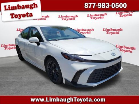 Used 2025 Toyota Camry SE FWD image 1