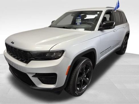 Used 2024 Jeep Grand Cherokee Altitude AWD/4WD image 1