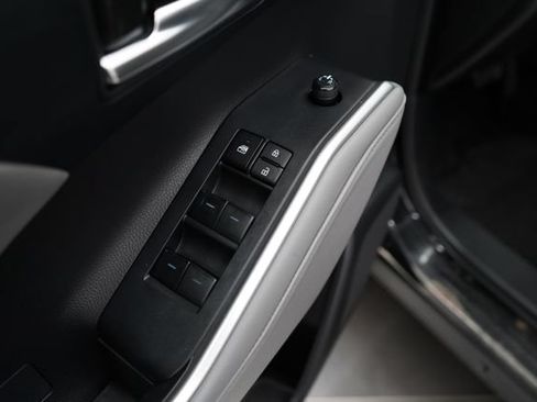 Used 2023 Toyota Highlander XLE AWD/4WD image 11