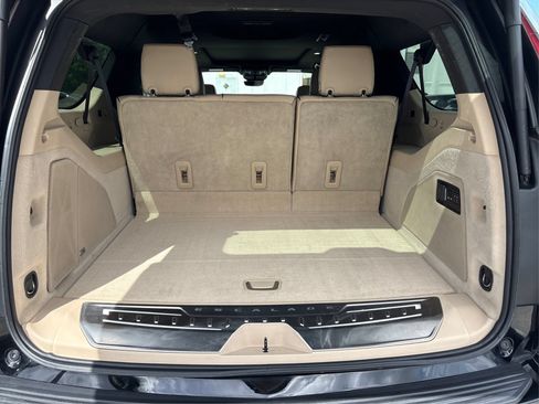 Used 2023 Cadillac Escalade ESV Premium Luxury w/ LPO, Illumination Package AWD/4WD image 11