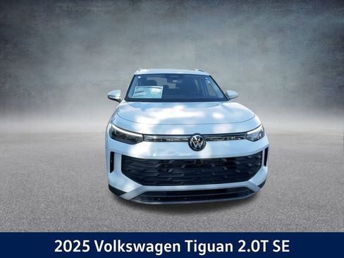 New 2025 Volkswagen Tiguan SE image 4