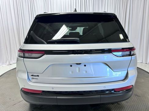 Used 2024 Jeep Grand Cherokee Altitude image 28