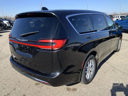 Used 2023 Chrysler Pacifica Touring-L image 13