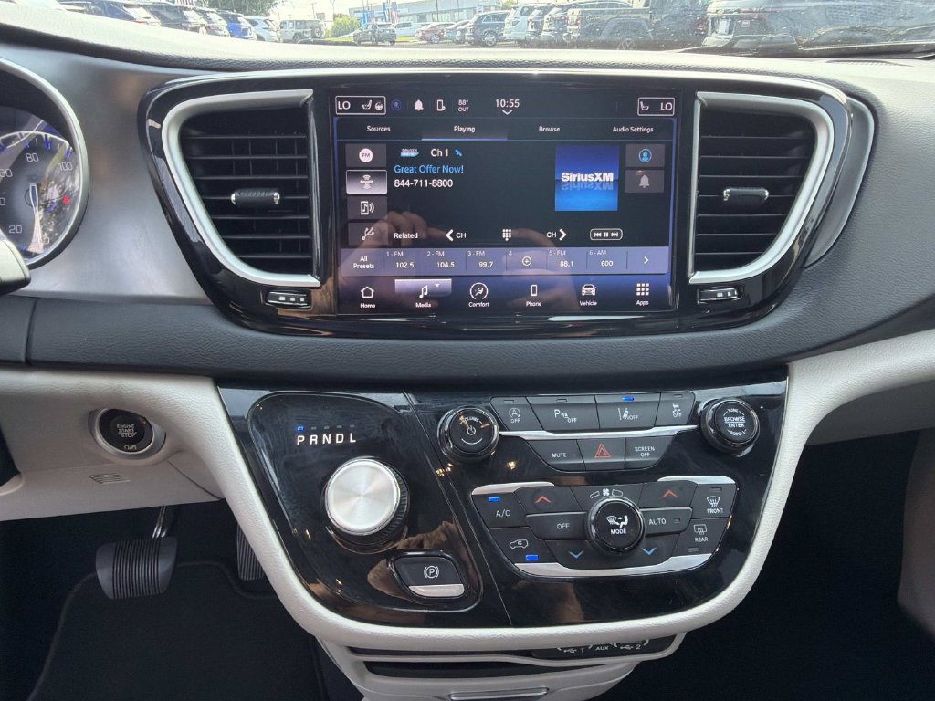 Used 2023 Chrysler Pacifica Touring-L FWD image 28
