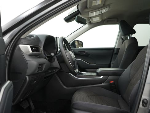 Used 2023 Toyota Highlander LE FWD image 23