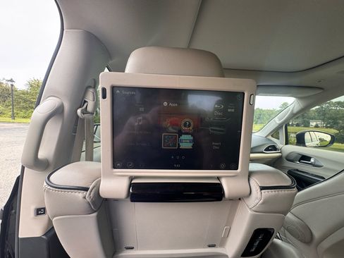 Used 2018 Chrysler Pacifica Limited w/ Advanced Safetytec Group image 16