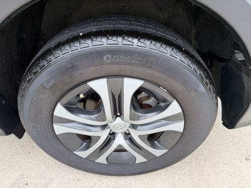 Used 2018 Toyota RAV4 LE FWD image 8
