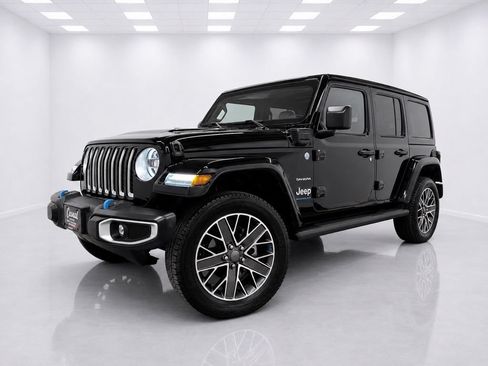 Used 2023 Jeep Wrangler Unlimited Sahara w/ Cold Weather Group AWD/4WD image 7