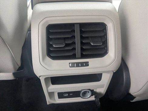 Used 2022 Volkswagen Tiguan SE image 17