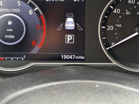 Used 2022 Nissan Versa SR image 23