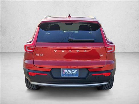 Used 2021 Volvo XC40 T4 Momentum FWD image 7