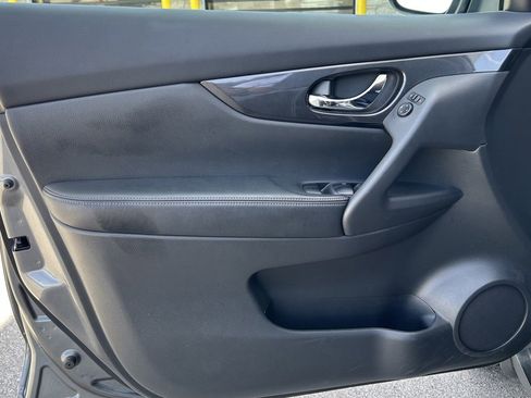 Used 2017 Nissan Rogue SV AWD/4WD image 10