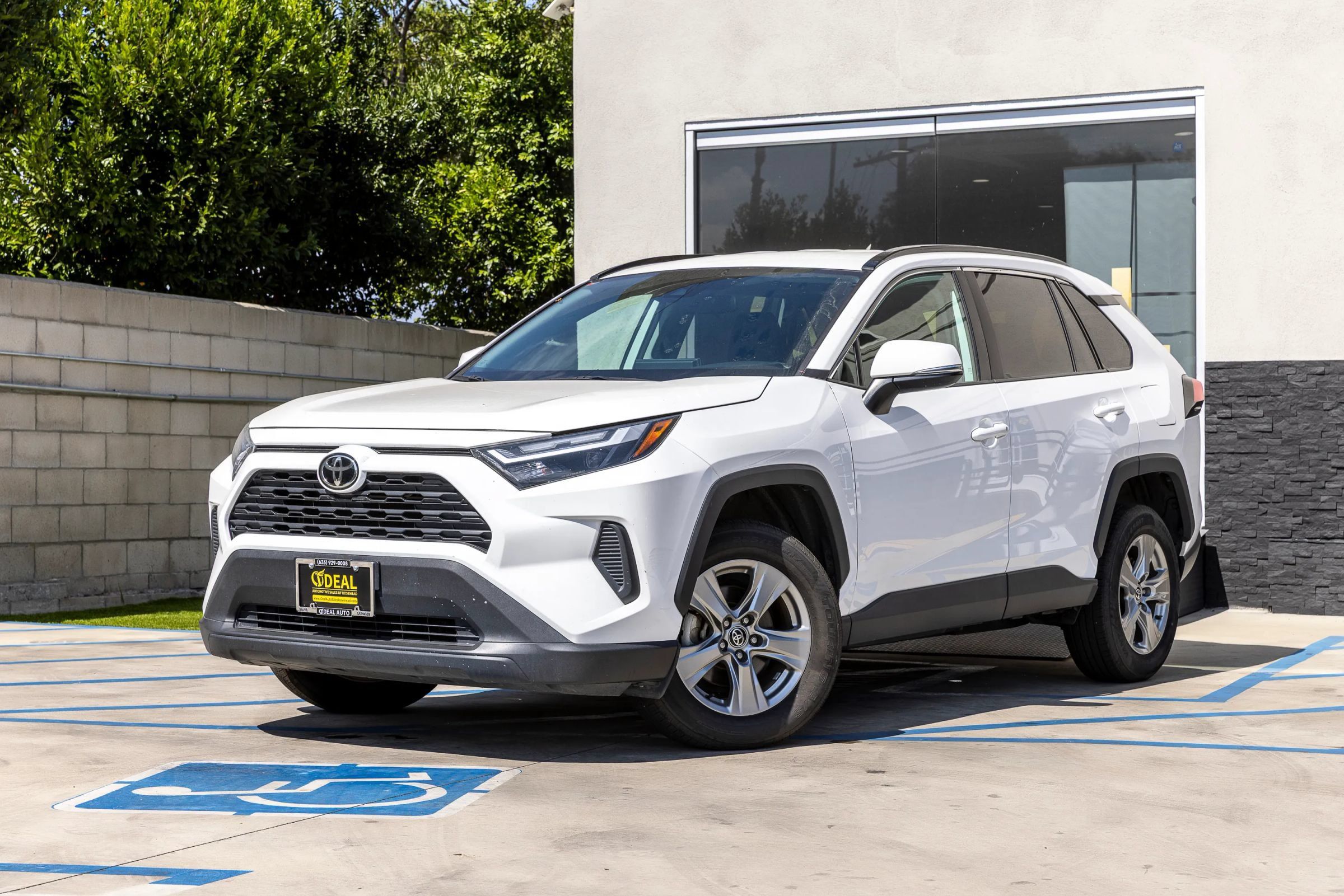 Used 2021 Toyota RAV4 XLE w/ XLE Grade Weather Package AWD/4WD image 5