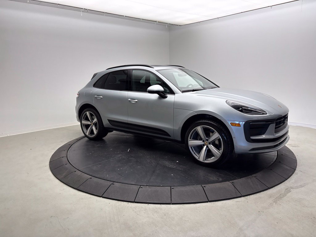 Certified 2023 Porsche Macan AWD/4WD image 9