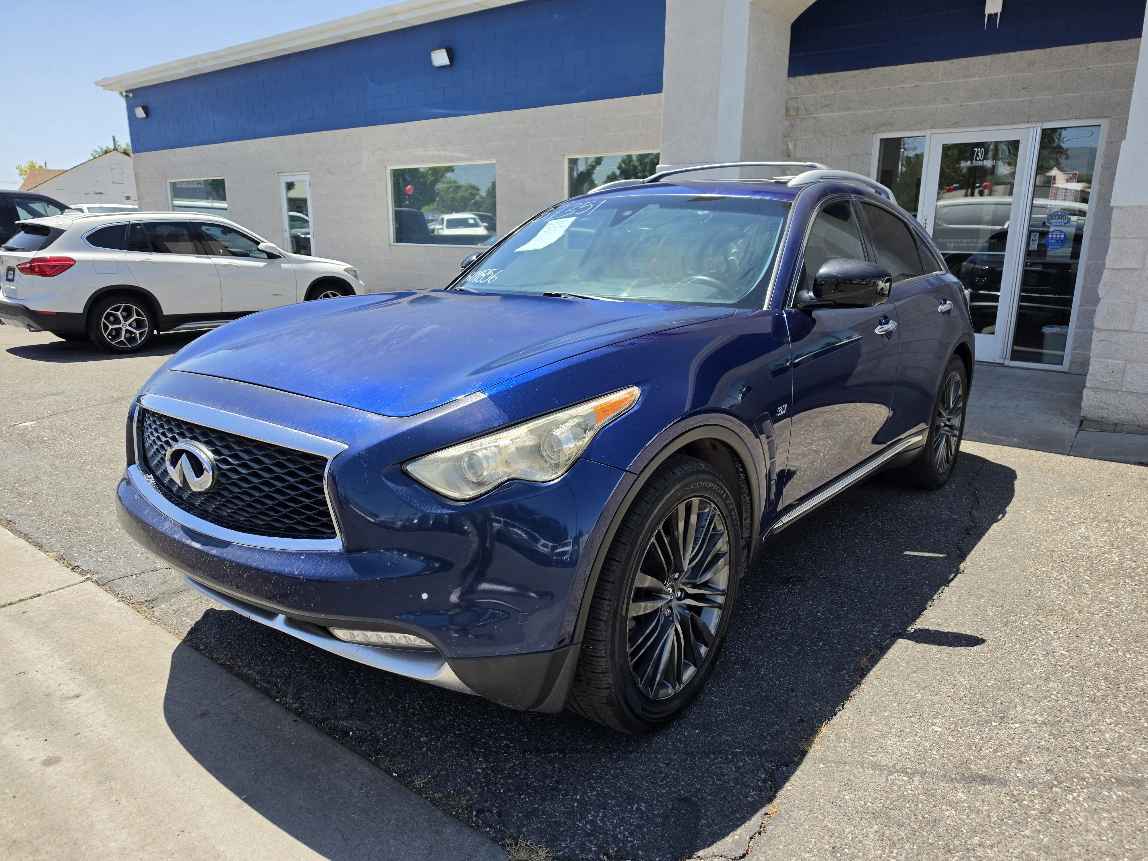 Used 2017 INFINITI QX70 AWD w/ Limited Package image 3