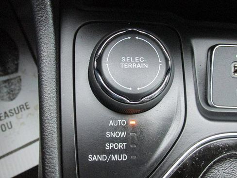 Used 2019 Jeep Cherokee Latitude Plus image 16