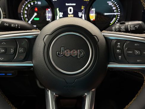 Used 2024 Jeep Wrangler Unlimited Sahara w/ Technology Group AWD/4WD image 28