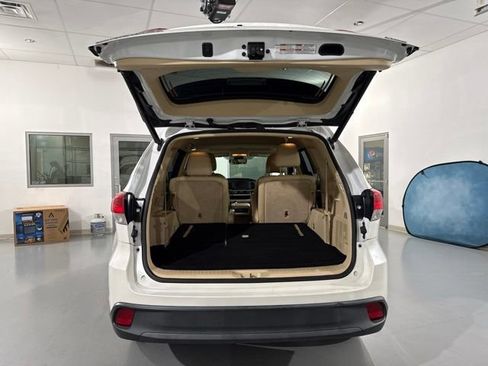Used 2019 Toyota Highlander XLE FWD image 9