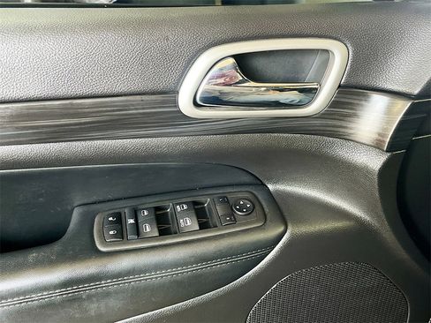 Used 2022 Jeep Grand Cherokee Laredo X image 18