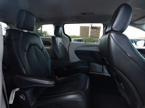 Used 2024 Chrysler Pacifica Touring-L FWD image 27