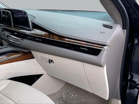 Used 2024 Cadillac Escalade Sport Platinum w/ LPO, ONYX Package AWD/4WD image 31
