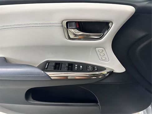 Used 2014 Toyota Avalon Limited w/ Technology Package FWD image 9