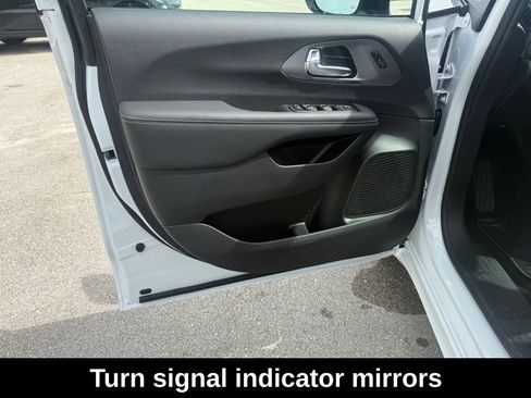 New 2026 Chrysler Pacifica Select image 27