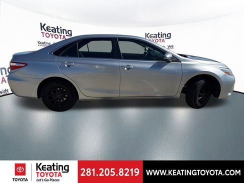 Used 2016 Toyota Camry LE image 2