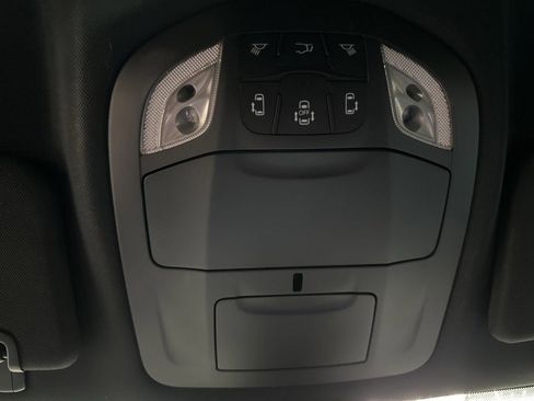 Used 2025 Chrysler Pacifica Select image 32