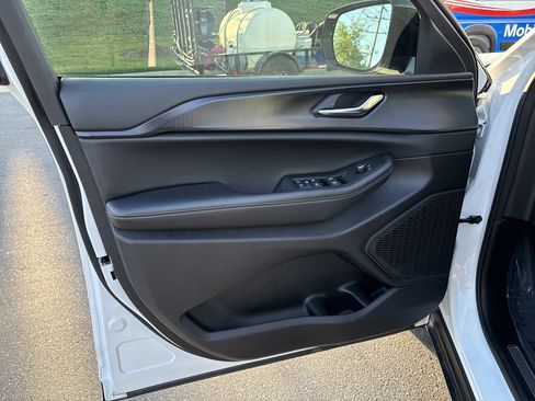 Certified 2025 Jeep Grand Cherokee Altitude image 14