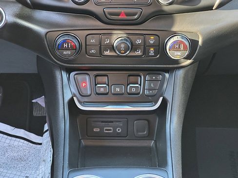 Used 2021 GMC Terrain SLT w/ Elevation Edition image 15