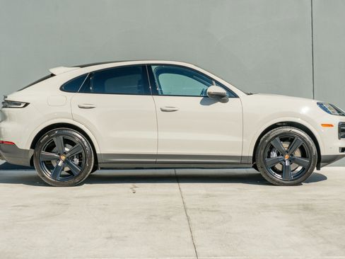 Used 2025 Porsche Cayenne Sport Utility 4D image 6