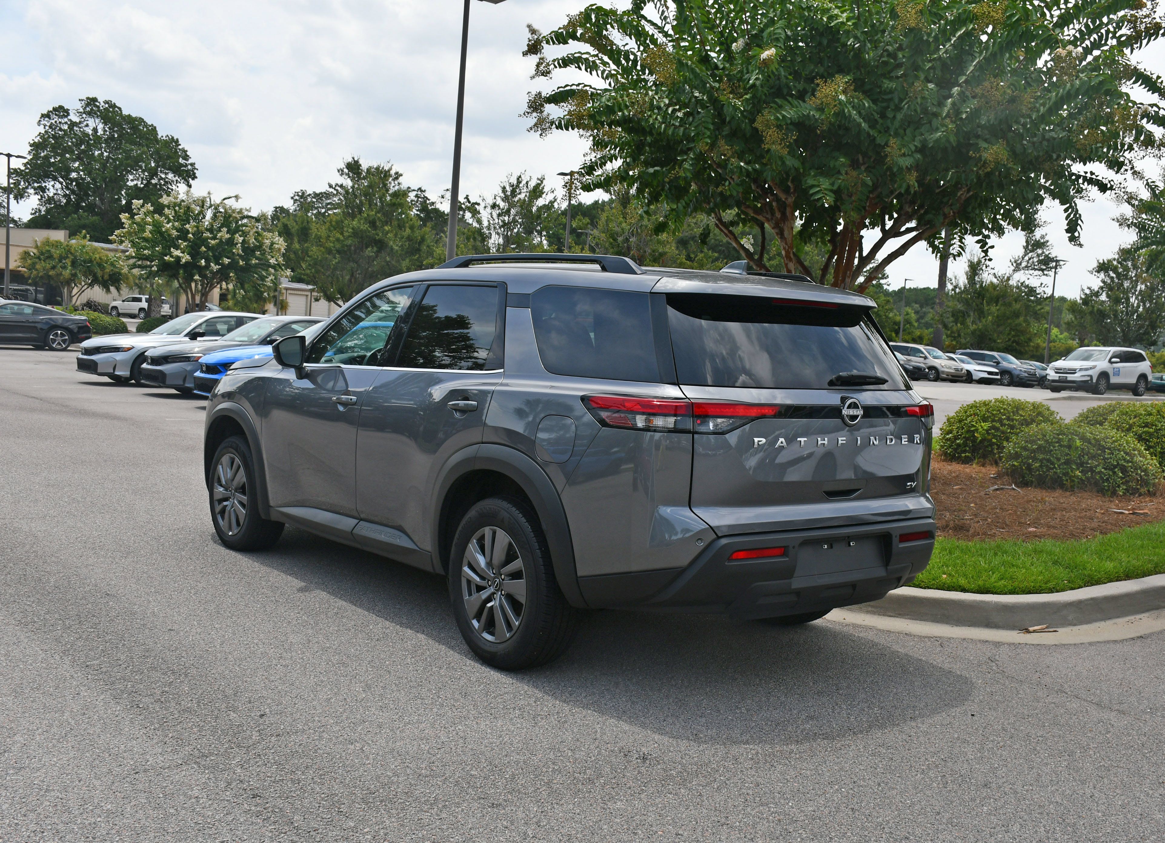 Used 2024 Nissan Pathfinder SV FWD image 3