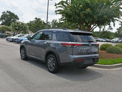 Used 2024 Nissan Pathfinder SV FWD image 3