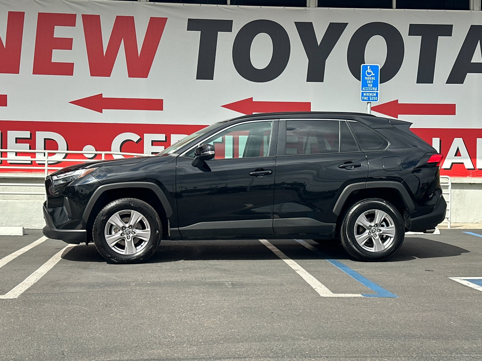 Used 2025 Toyota RAV4 XLE AWD/4WD image 2