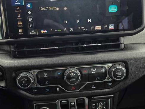 Used 2025 Jeep Wrangler Willys image 12