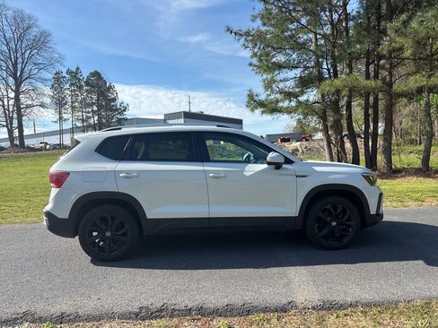 Used 2024 Volkswagen Taos SE image 4