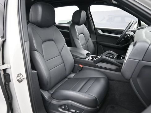 Certified 2025 Porsche Cayenne S AWD/4WD image 31