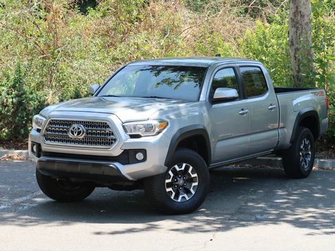 Used 2017 Toyota Tacoma TRD Off-Road w/ Tow Package AWD/4WD image 6