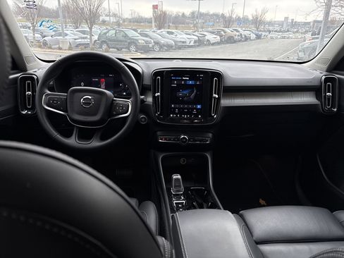 Used 2025 Volvo XC40 B5 Plus image 29