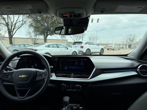 Used 2025 Chevrolet Trax LT image 33