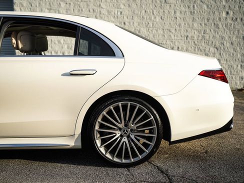 Used 2022 Mercedes-Benz S 500 4MATIC w/ AMG Line Package image 11