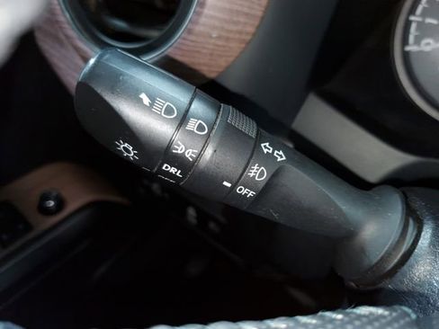 Used 2018 Toyota Tacoma TRD Sport w/ Technology Package image 15