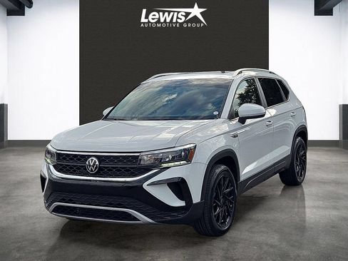 Used 2022 Volkswagen Taos SE w/ Panoramic Sunroof Package FWD image 1